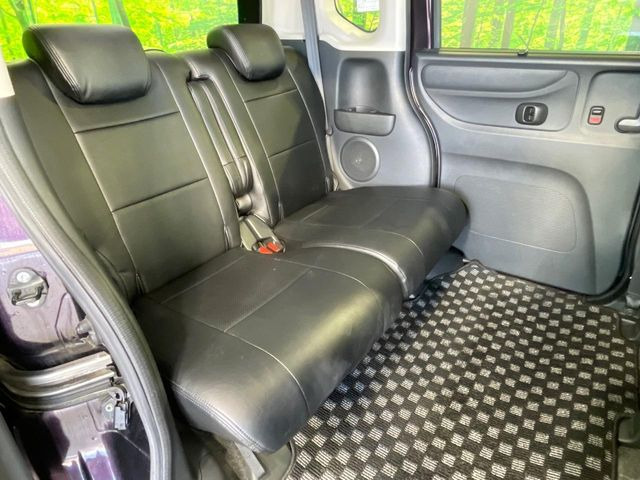 後部座席も気になるようなキズ・汚れやへたり等、大きなダメージはなく、良好な状態です。