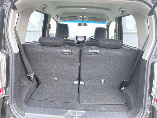 ���i�̂���������ʋ΁A���}���ɏ\���ȉ׎��X�y�[�X���m�ۂ��Ă���܂��B�Z�J���h�V�[�g��|���ƁA�傫�ȉו��̐ύڂ��\�ł���