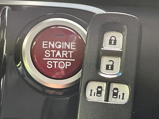 【Hondaスマートキー】カバンやポケットに入れたままでもドアの施錠・解錠が可能なスマートキーを装備。エンジンのオン・オフ時もカギを取り出す必要が無いからとっても便利です♪