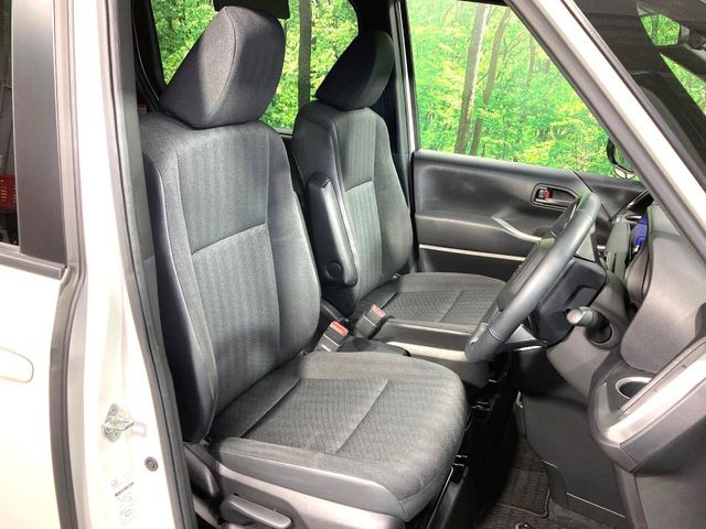 運転席まわりには十分なスペースがあり、大柄な方でもゆったり運転していただける環境です。