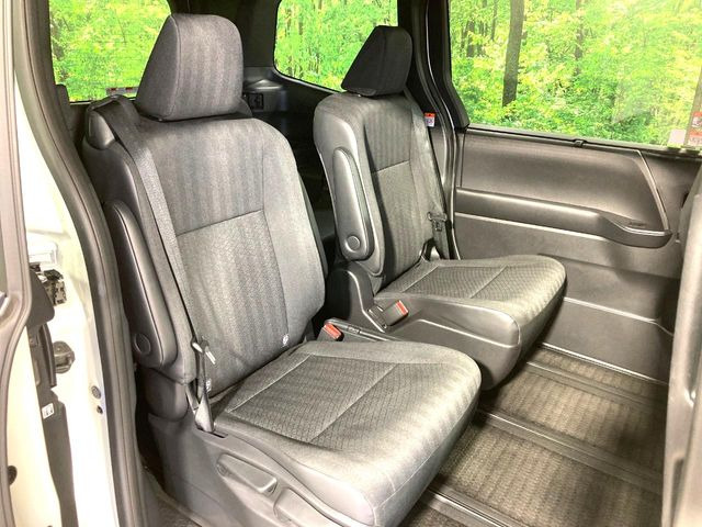 広々とした2列目シートは居住性が高く、居心地も快適!友達や家族とのお出かけにぴったりです。ベビーシートやチャイルドシート使用時も快適にお過ごしいただける十分な空間を確保しています。