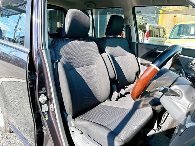 ���X�ł͌y�����Ԃ��畁�ʎԂ܂ŕ��L���I�[�����[�J�[�̎Ԏ�E�F�E�O���[�h��L�x�ɑ����Ă���܂��B