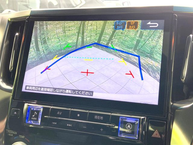 【バックカメラ】駐車時に後方がリアルタイム映像で確認できます。大型商業施設や立体駐車場での駐車時や、夜間のバック時に大活躍!運転スキルに関わらず、今や必須となった装備のひとつです!