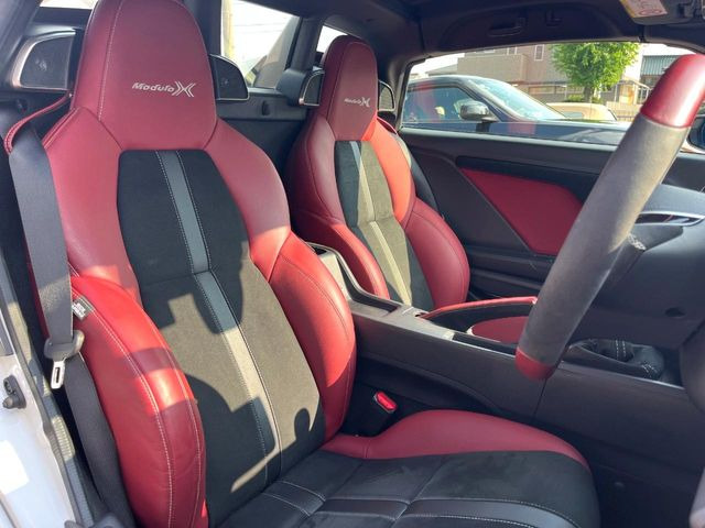 【専用スポーツシート】ホールド性に優れ、カーブ時の体が流れを抑制してくれます。また、体にフィットするから腰や背中が疲れにくく、ロングドライブや高速走行でも快適にお過ごしいただけます♪