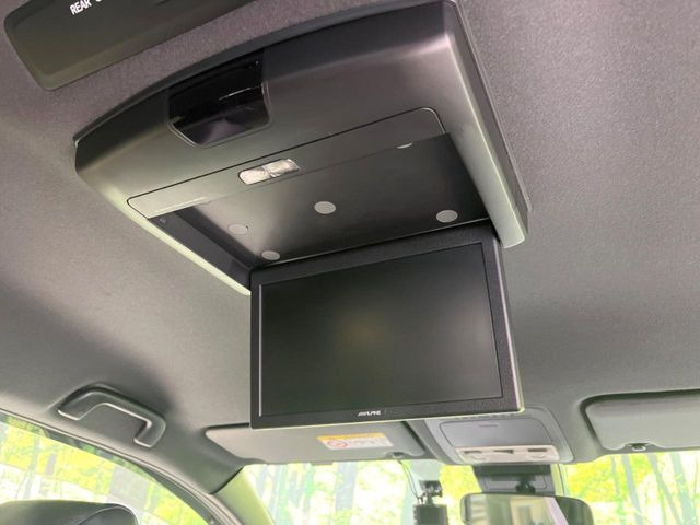 【後席モニター】家族や友人とお出かけする機会が多い方に大人気の後席モニターを装備!見やすい位置に画面がありテレビやDVDの視聴も快適!友達もお子様も、後席にしか乗らなくなるかも??