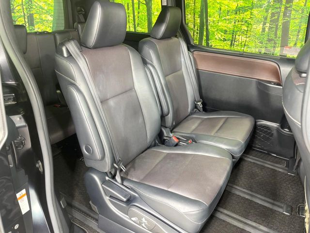 後部座席も気になるようなキズ・汚れやへたり等、大きなダメージはなく、良好な状態です。