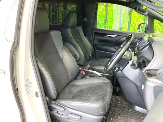 【ハーフレザーシート】高級感と座り心地を両立した人気のシート♪背面・座面はスエード調となっており、肌触りや滑りにくさに優れています。気温や服装に左右されず快適にお乗りいただけます。