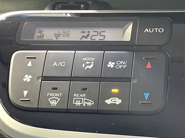 【オートエアコン】一度お好みの温度に設定すれば、車内の温度を検知し風量や温度を自動で調整。暑い…寒い…と何度もスイッチ操作をする必要はありません。快適な車内空間には必須の機能ですね♪