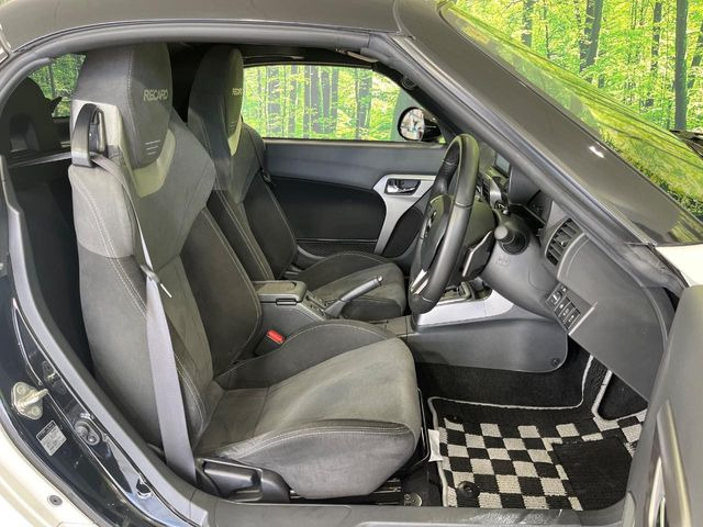 【RECARO製スポーツシート】ホールド性に優れ、カーブ時の体が流れを抑制してくれます。また、体にフィットするから腰や背中が疲れにくく、ロングドライブや高速走行でも快適にお過ごしいただけます♪