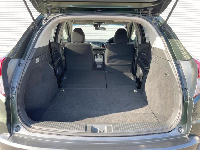 ���i�̂���������ʋ΁A���}���ɏ\���ȉ׎��X�y�[�X���m�ۂ��Ă���܂��B�Z�J���h�V�[�g��|���ƁA�傫�ȉו��̐ύڂ��\�ł���