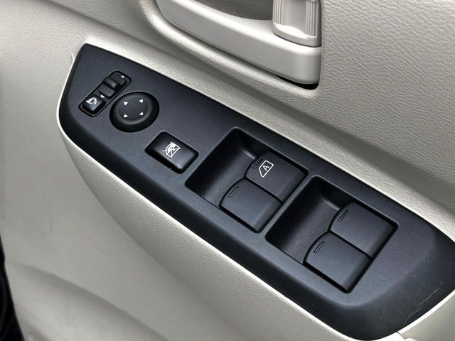 【電動格納ミラー】サイドミラーは電動格納式となっており、狭い駐車場でもキズがつくリスクを抑えられます。