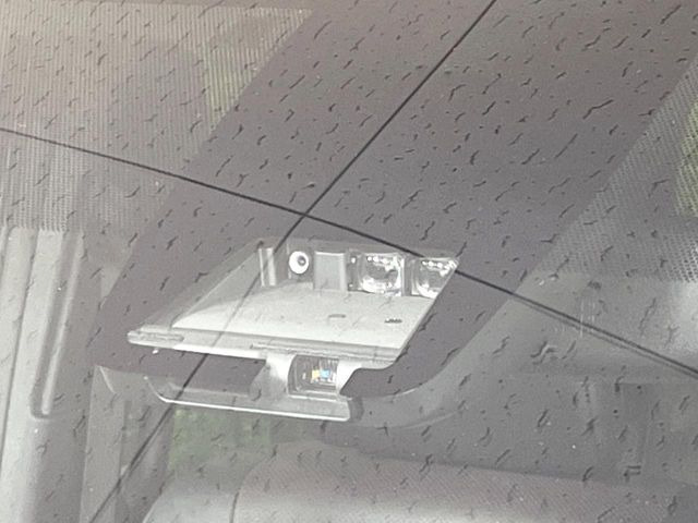 【トヨタセーフティセンス】走行中に前方の車両等を認識し、衝突しそうな時は警報とブレーキで衝突回避と被害軽減をアシスト。より安全にドライブをお楽しみいただけます。