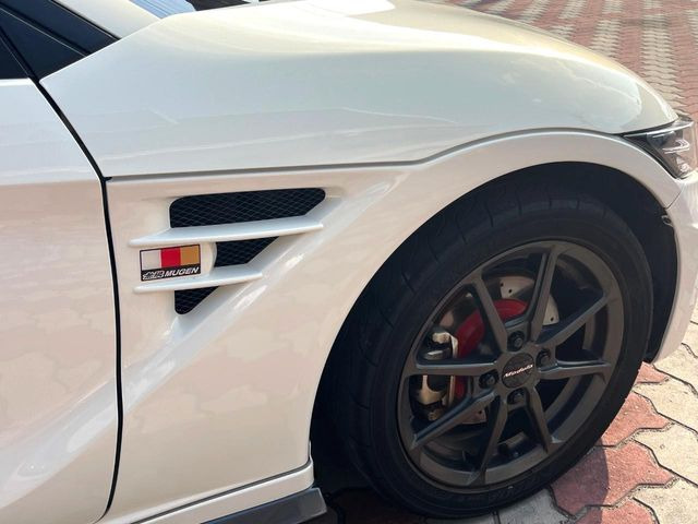 【無限フェンダー】人気の無限パーツを装備!クルマの外観がよりスタイリッシュになり、街中で存在感あふれる1台に♪将来買い替える時にもリセールに影響しやすく、価値ある人気の装備です!