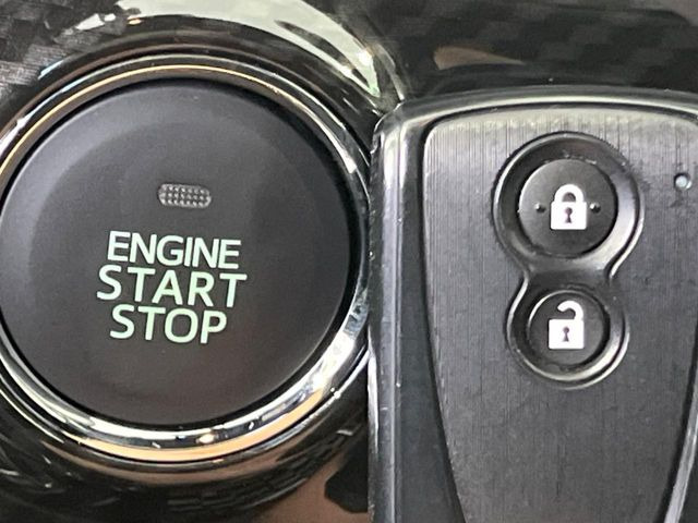 【キーフリーシステム】カバンやポケットに入れたままでもドアの施錠・解錠が可能なスマートキーを装備。エンジンのオン・オフ時もカギを取り出す必要が無いからとっても便利です♪