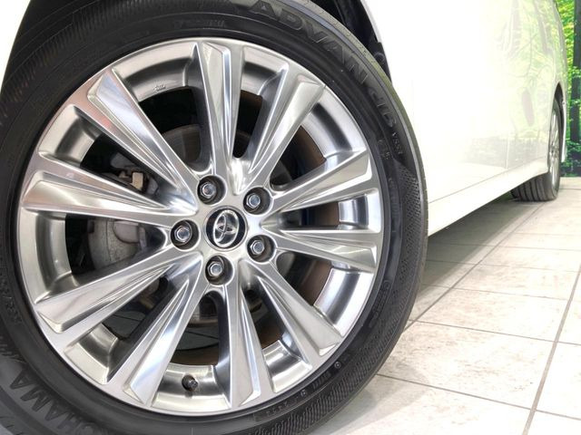 【純正18インチアルミホイール】外観にマッチした純正アルミホイールを装着しております。各種社外アルミホイールや、スタッドレスタイヤも取扱いしております。是非ご相談ください♪