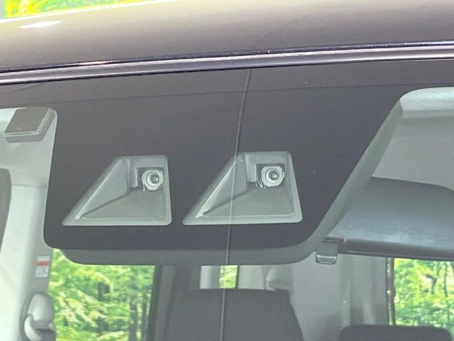 【スマートアシスト】走行中に前方の車両等を認識し、衝突しそうな時は警報とブレーキで衝突回避と被害軽減をアシスト。より安全にドライブをお楽しみいただけます。