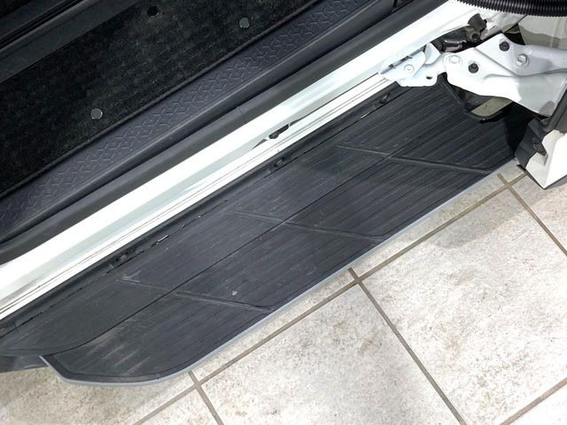 メーカーオプションの【ユニバーサルステップ】を装備。スライドドアと連動したステップにより、小さなお子様の乗り降りがし易くなります♪