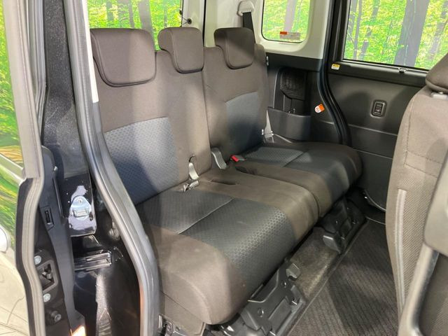 後部座席も気になるようなキズ・汚れやへたり等、大きなダメージはなく、良好な状態です。