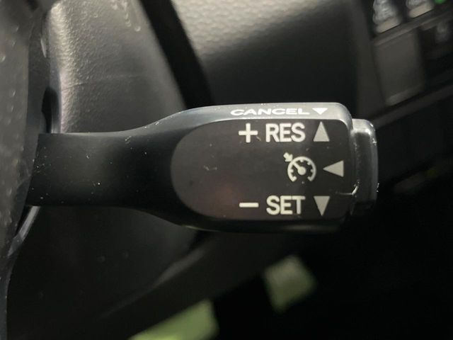 【クルーズコントロール】高速道路もラクラク走行。アクセルを離しても一定速度で走行ができ、長距離運転時の負担を軽減!加速・減速も簡単なスイッチ操作で調整できます。