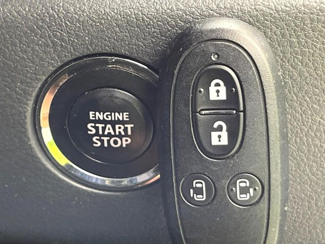 【キーレススタートシステム】カバンやポケットに入れたままでもドアの施錠・解錠が可能なスマートキーを装備。エンジンのオン・オフ時もカギを取り出す必要が無いからとっても便利です♪