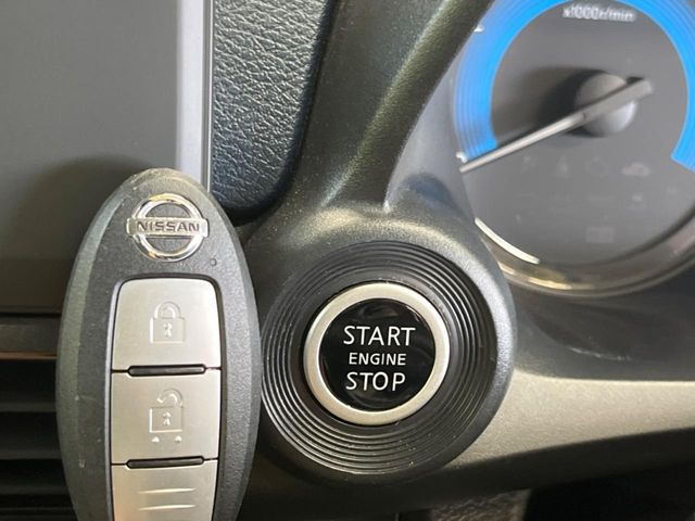 【スマートキー/プッシュスタート】鍵を持っているだけで、ドアロック解除・施錠からエンジンスタートまで操作できる便利な機能です。