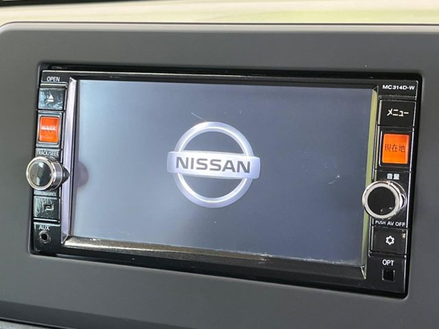 【純正SDナビ】ナビゲーション機能はもちろん、多彩なメディアをお使いいただけます。フルセグTV、Bluetooth接続、CD・DVD再生も可能!