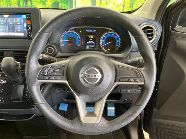 【インテリジェントエマージェンシーブレーキ】走行中に前方の車両と歩行者を認識。衝突の危険が高いと判断した場合に警報や緊急ブレーキで衝突回避や衝突時の被害軽減を支援します。