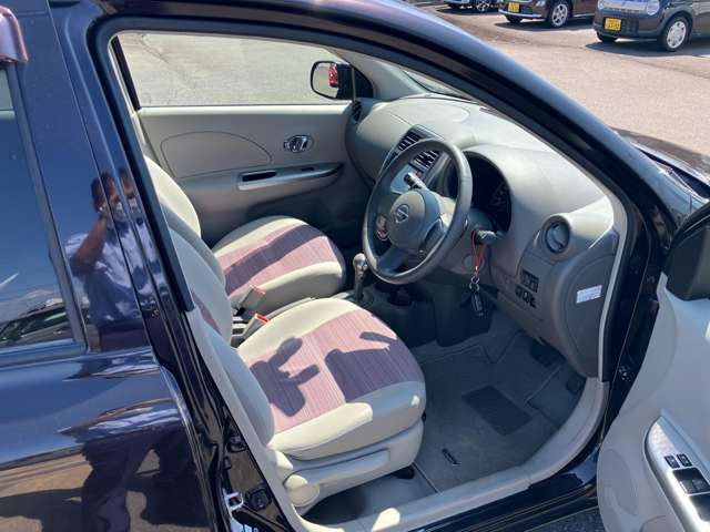 運転席は足元広々です。リラックスして運転できますね。