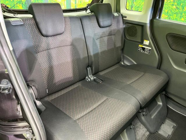 後部座席も気になるようなキズ・汚れやへたり等、大きなダメージはなく、良好な状態です。