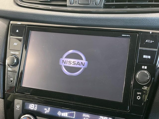 【純正ナビ】人気の純正ナビを装備しております。ナビの使いやすさはもちろん、オーディオ機能も充実!キャンプや旅行はもちろん、通勤や買い物など普段のドライブも楽しくなるはず♪