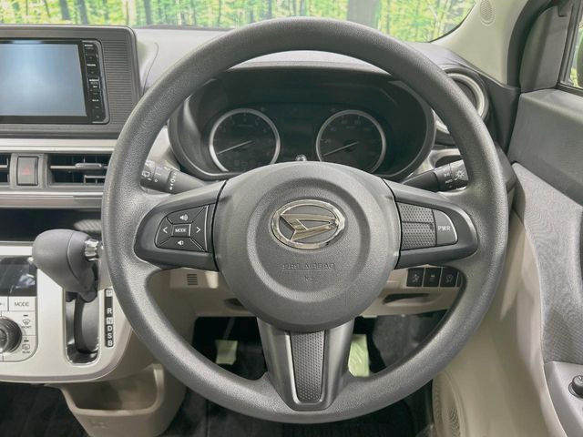 �C���e���A�ɍ��킹���f�U�C���̃X�e�A�����O�́A�^�]�������̂��Ƃ��l���A�^�]���₷���`��A�傫���ł��B�����x�A���ۂɐG���Ă��m���߂��������B