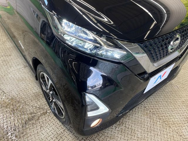 【LEDヘッドランプ】長寿命かつ視認性に優れたLEDヘッドライト。明るいLEDは暗い夜道でも安心です。ヘッドライトの劣化を防ぐコーティングの施工も承りますので、担当スタッフにお気軽にお申し付け下さい。