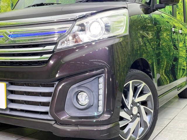 【HIDヘッドライト】非常に明るく前方を照らしてくれるので、悪天候や夜間の走行時も視界良好で安心してお乗りいただけます。