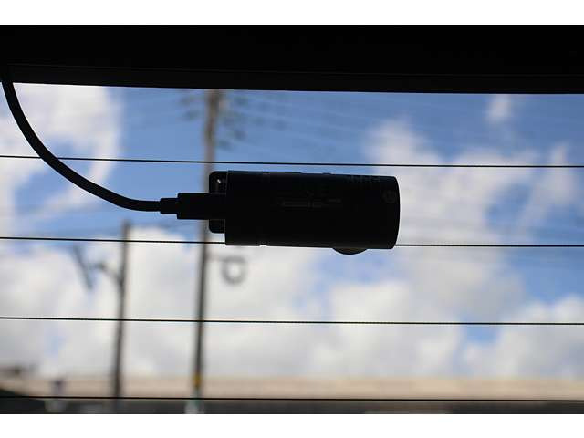 ��ɂ��h�����R�̃J�������t���Ă��܂�