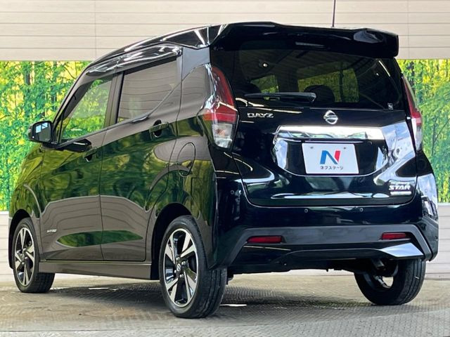 【フロント/バックソナー】前後バンパーにいくつものセンサーが取付けられており、バンパー付近の障害物を感知してお知らせ。さらに、ペダルの踏み間違いによる前後への誤発進防止もアシスト。