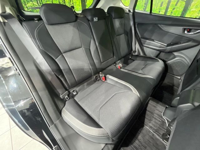 後部座席も気になるようなキズ・汚れやへたり等、大きなダメージはなく、良好な状態です。