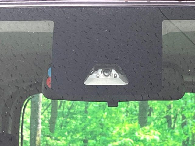 【スマートアシスト】走行中に前方の車両等を認識し、衝突しそうな時は警報とブレーキで衝突回避と被害軽減をアシスト。より安全にドライブをお楽しみいただけます。