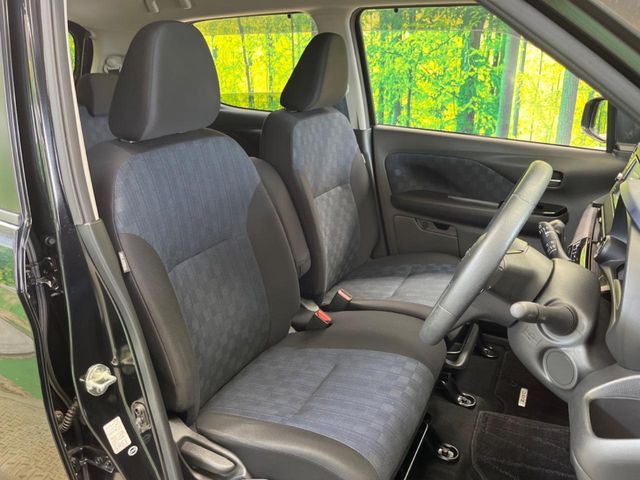 【ベンチシート】ベンチシートで室内広々。楽に乗降りができ、バッグなどの手荷物を置ける等利便性の良いシートです。