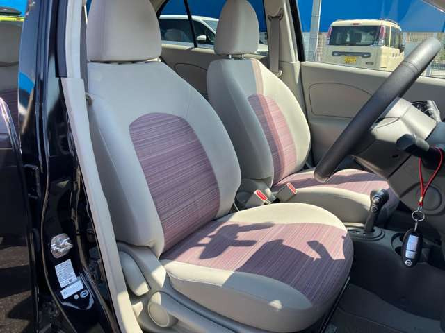 運転席は足元広々です。リラックスして運転できますね。