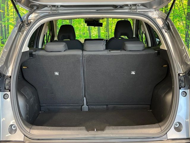 ���i�̂���������ʋ΁A���}���ɏ\���ȉ׎��X�y�[�X���m�ۂ��Ă���܂��B�Z�J���h�V�[�g��|���ƁA�傫�ȉו��̐ύڂ��\�ł���