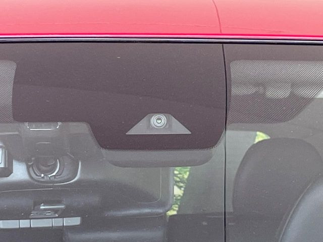 【エマージェンシーブレーキ】走行中に前方の車両等を認識し、衝突しそうな時は警報とブレーキで衝突回避と被害軽減をアシスト。より安全にドライブをお楽しみいただけます。