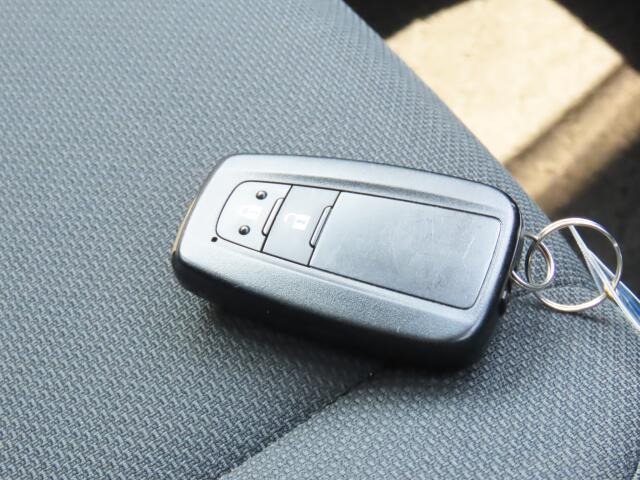 キーをポケットに入れたままでもエンジンON/OFF、ドア施錠/開錠可能♪便利なスマートキー付です♪