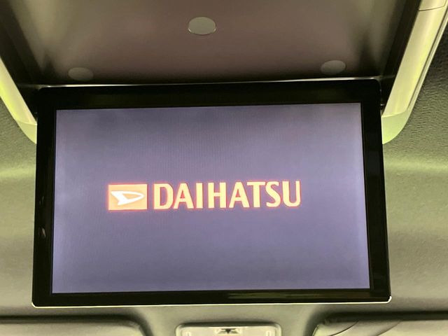 【フリップダウンモニター】大画面モニターで後席でもエンタメをお楽しみいただけます。小さなお子様にも大人気の装備です♪