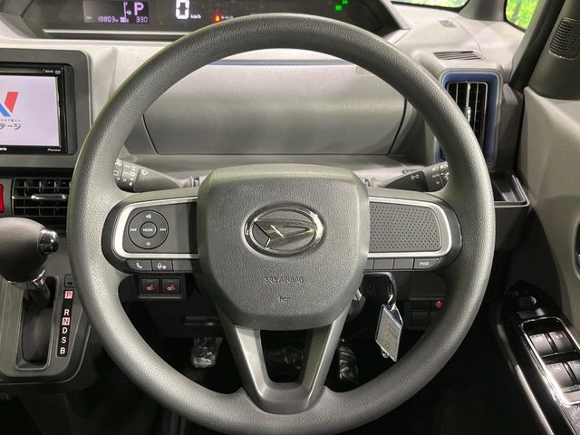 インテリアに合わせたデザインのステアリングは、運転される方のことも考え、運転しやすい形状、大きさです。是非一度、実際に触ってお確かめください。