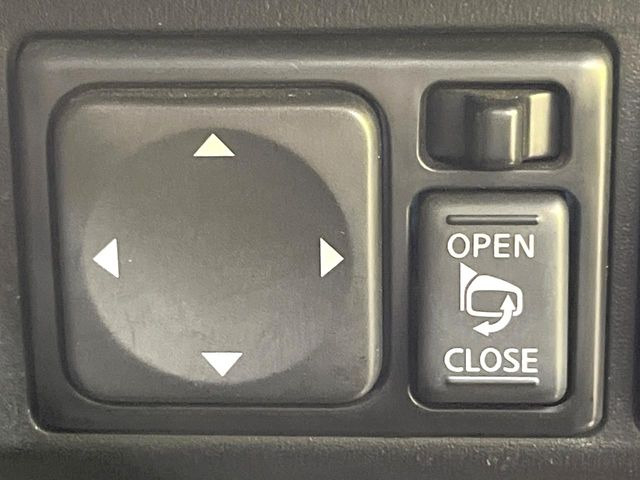 【電動格納ミラー】サイドミラーは電動格納式となっており、狭い駐車場でもキズがつくリスクを抑えられます。