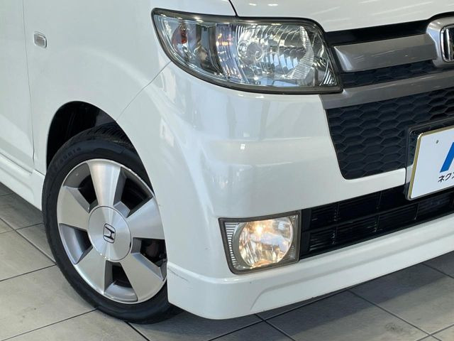 【HIDヘッドライト】非常に明るく前方を照らしてくれるので、悪天候や夜間の走行時も視界良好で安心してお乗りいただけます。