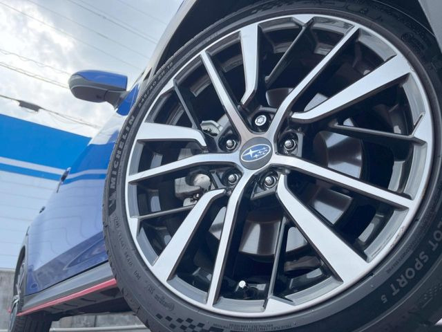 �y����18�C���`�A���~�z�C�[���z�O�ςɃ}�b�`���������A���~�z�C�[���𑕒����Ă���܂��B�e��ЊO�A���~�z�C�[����A�X�^�b�h���X�^�C�����戵�����Ă���܂��B���񂲑��k����������