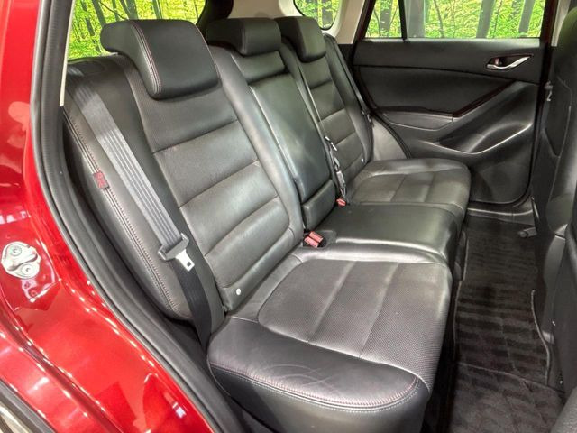 後部座席も気になるようなキズ・汚れやへたり等、大きなダメージはなく、良好な状態です。