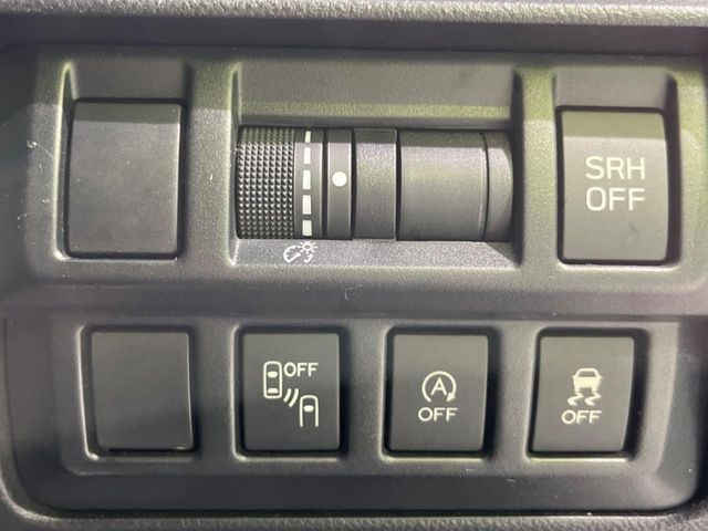 【リヤビークルディティクション】走行中、ドアミラーの死角になりやすい箇所に後続車が接近するとサイドミラー付近に警告を表示、ドライバーに注意喚起と、万一の際はハンドル操作をアシストをします。