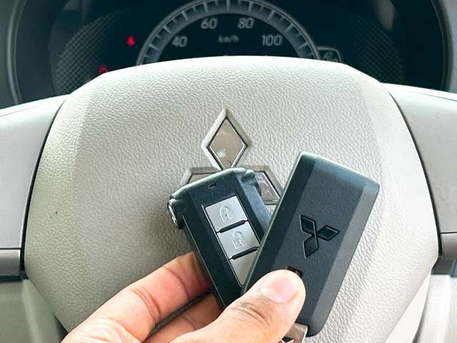 【スマートキー&プッシュスタートシステム】カバンやポケットに入れたままドアの開閉ができ、ワンタッチで楽々エンジンをかけられます♪